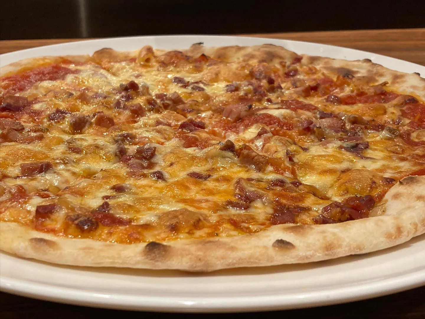 今日のおすすめピザ5種類のハムをのせたピザです