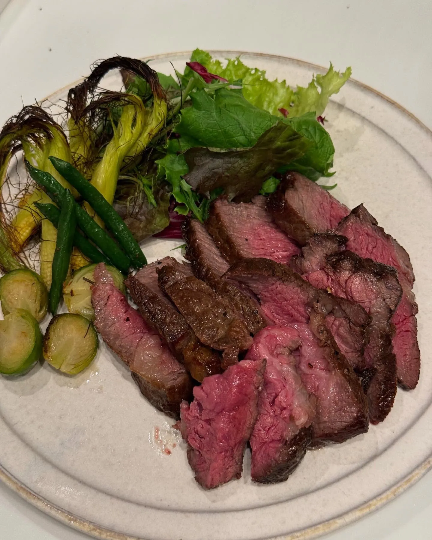 牛肉のタリアータとヤングコーンのグリル